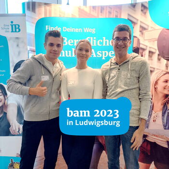 Lehrer, Schüler und Schülerin auf der bam in Ludwigsburg vor dem Messestand der IB