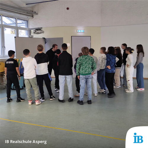 Eine Gruppe von Schülern nimmt an einem Selbstbehauptungstraining in der Realschule teil.