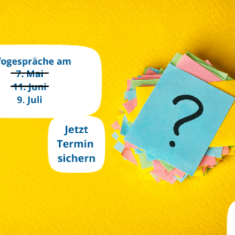 Ein Stapel bunter Notizzettel mit einem Fragezeichen liegt neben einem Textfeld mit Terminen für Infogespräche im Juli.