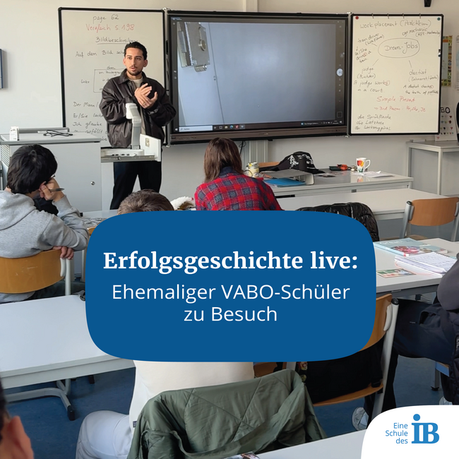 Ein ehemaliger VABO-Schüler erzählt begeistert seine Erfolgsgeschichte vor einer Gruppe von Schülern in einem Klassenzimmer.