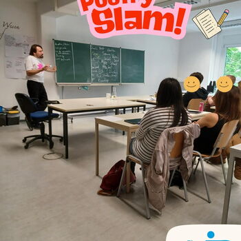 Ein Lehrer erklärt beim Poetry Slam die wichtigsten Aspekte des kreativen Schreibens in einem Klassenzimmer.