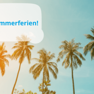 Palmen vor einem blauen Himmel verkünden mit einem Textfeld die Sommerferien.