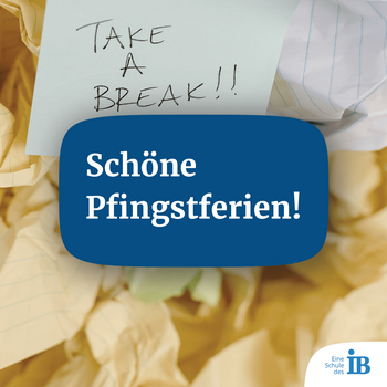 Ein blauer Hinweis mit "Schöne Pfingstferien!" liegt auf zerknittertem Papier, darüber steht "Take a break!".