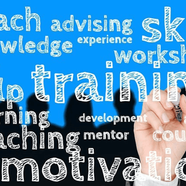 Eine Hand schreibt motivierende Begriffe wie "Training" und "Motivation" auf eine transparente Tafel vor blauem Hintergrund.