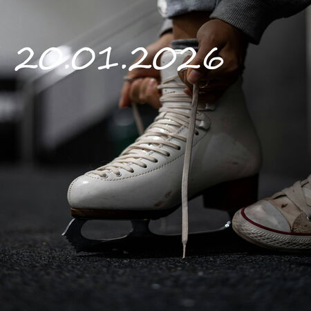 Eine Person schnürt einen Schlittschuh, während das Datum 20.01.2026 auf dem Bild hervorgehoben wird.