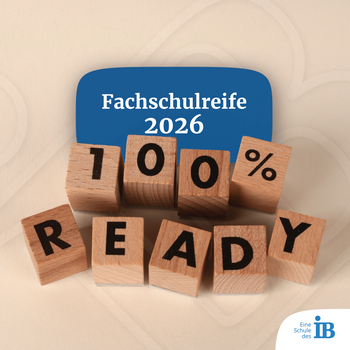 Holzbuchstaben zeigen „100% READY“ für die Fachschulreife 2026 in einem kreativen Design.