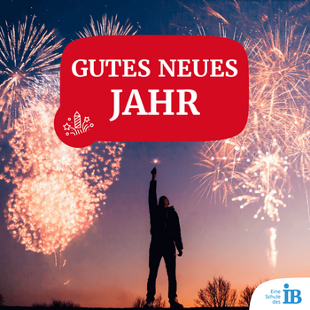 Ein Mensch hält eine Wunderkerze vor einem Himmel voller Feuerwerk mit dem Schriftzug "Gutes neues Jahr".