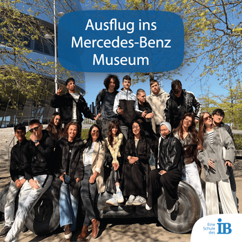 Eine Gruppe von Jugendlichen posiert fröhlich auf einem Kunstwerk vor dem Mercedes-Benz Museum während ihres Ausflugs.