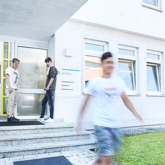 Zwei junge Männer in einem Arbeitsraum