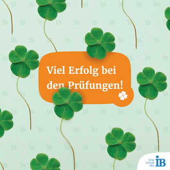 Ein orangefarbenes Feld mit dem Glückwunsch "Viel Erfolg bei den Prüfungen!" umgeben von grünen Kleeblättern.