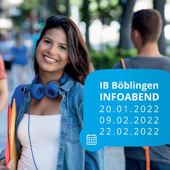 Eine junge Frau mit Kopfhörern lächelt in die Kamera, während im Hintergrund ein Informationsplakat für den IB Böblingen Infoabend erscheint.