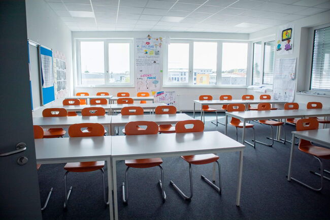 Leeres Klassenzimmer mit aufgestellten Stühlen IB Berufliche Schule Asperg