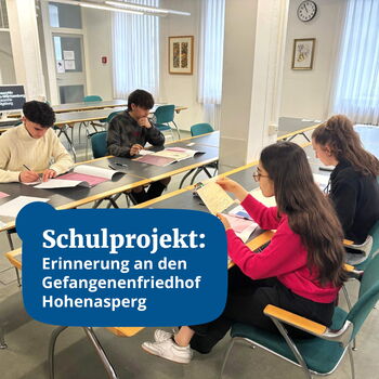 Schüler arbeiten in einer Bibliothek an einem Schulprojekt zum Gefangenenfriedhof Hohenasperg, um Geschichte zu erforschen.