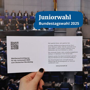Eine Hand hält eine Wahlbenachrichtigung zur Juniorwahl 2025 vor einem Hintergrund mit Bundestagsabgeordneten.