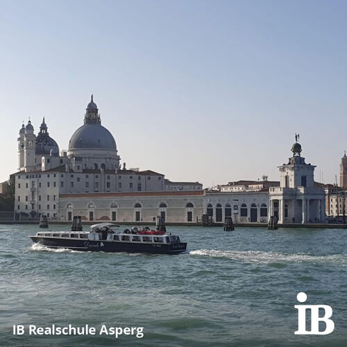 Ein Boot fährt vor der beeindruckenden venezianischen Architektur während einer Abschlussfahrt der Realschule Asperg.