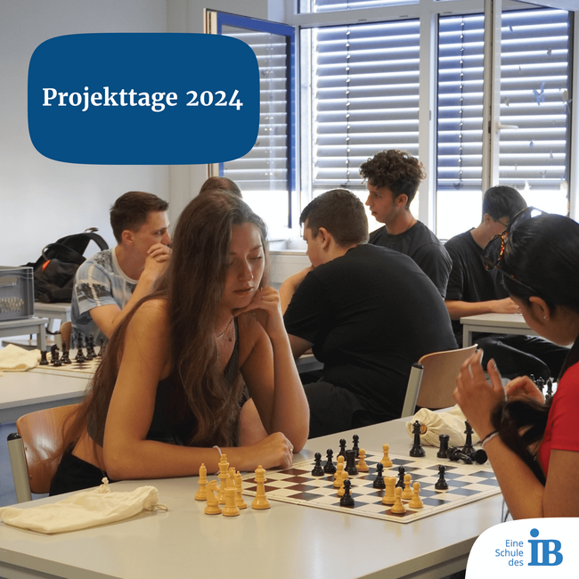 Schüler spielen Schach während der Projekttage 2024 in einem Klassenzimmer mit offenen Fenstern.