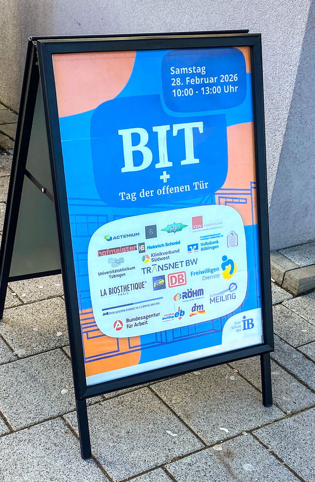Ein Aufsteller kündigt den BIT-Tag der offenen Tür am 28. Februar 2026, von 10:00 bis 13:00 Uhr, an.