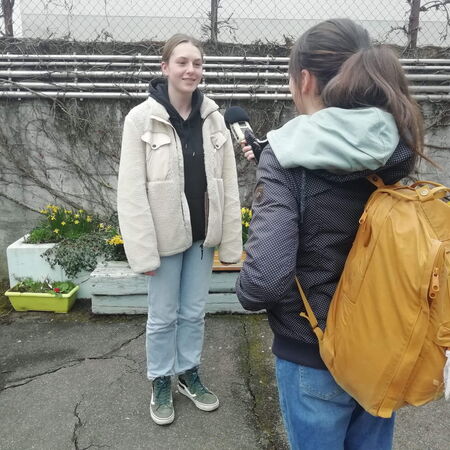 Eine Frau interviewt eine andere Frau mit einem Mikrofon auf dem IB Bildungscampus Reutlingen während des Radiotags.