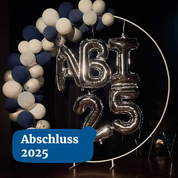 Silberne "ABI 25"-Luftballons sind von einem Bogen aus blauen und weißen Ballons umgeben, mit dem Text "Abschluss 2025".