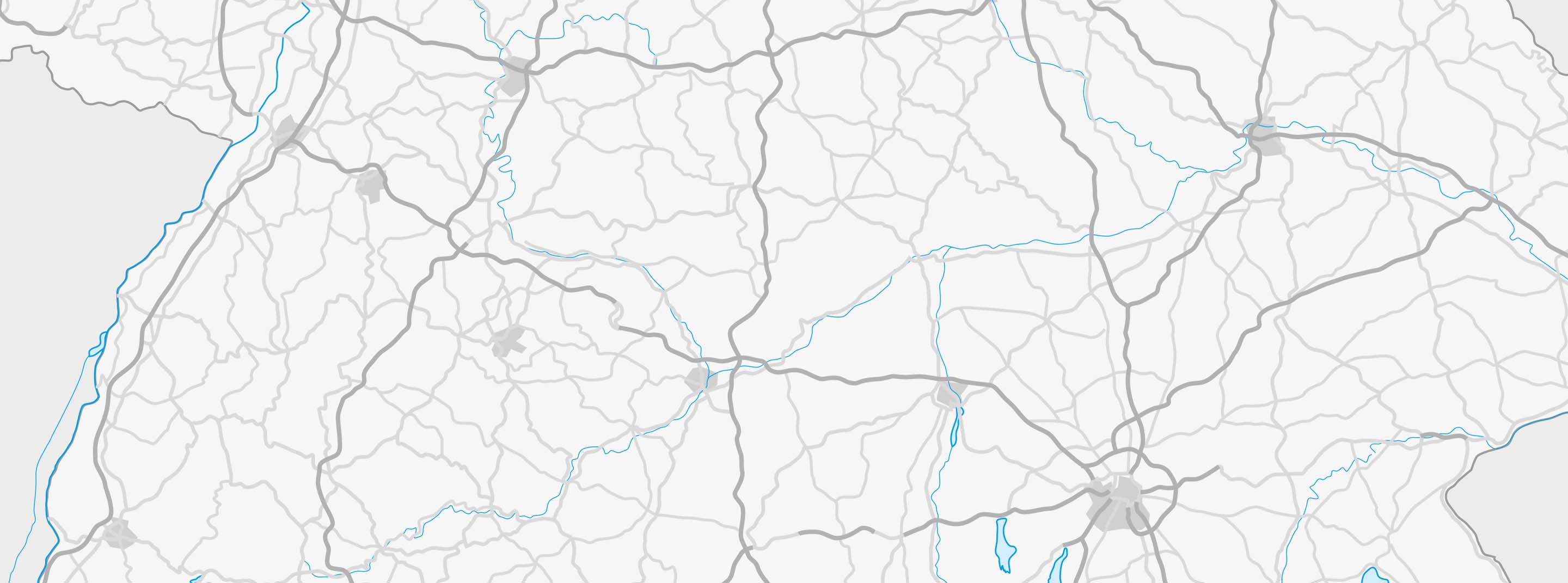 Eine detaillierte, weiße Straßenkarte zeigt ein Netzwerk von Straßen und Flüssen in einer geografischen Region.