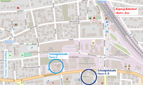 Die Straßenkarte zeigt die Lage der Schulgebäude in Asperg, nahe dem Bahnhof, mit markierten Gebäuden und Verkehrsverbindungen.