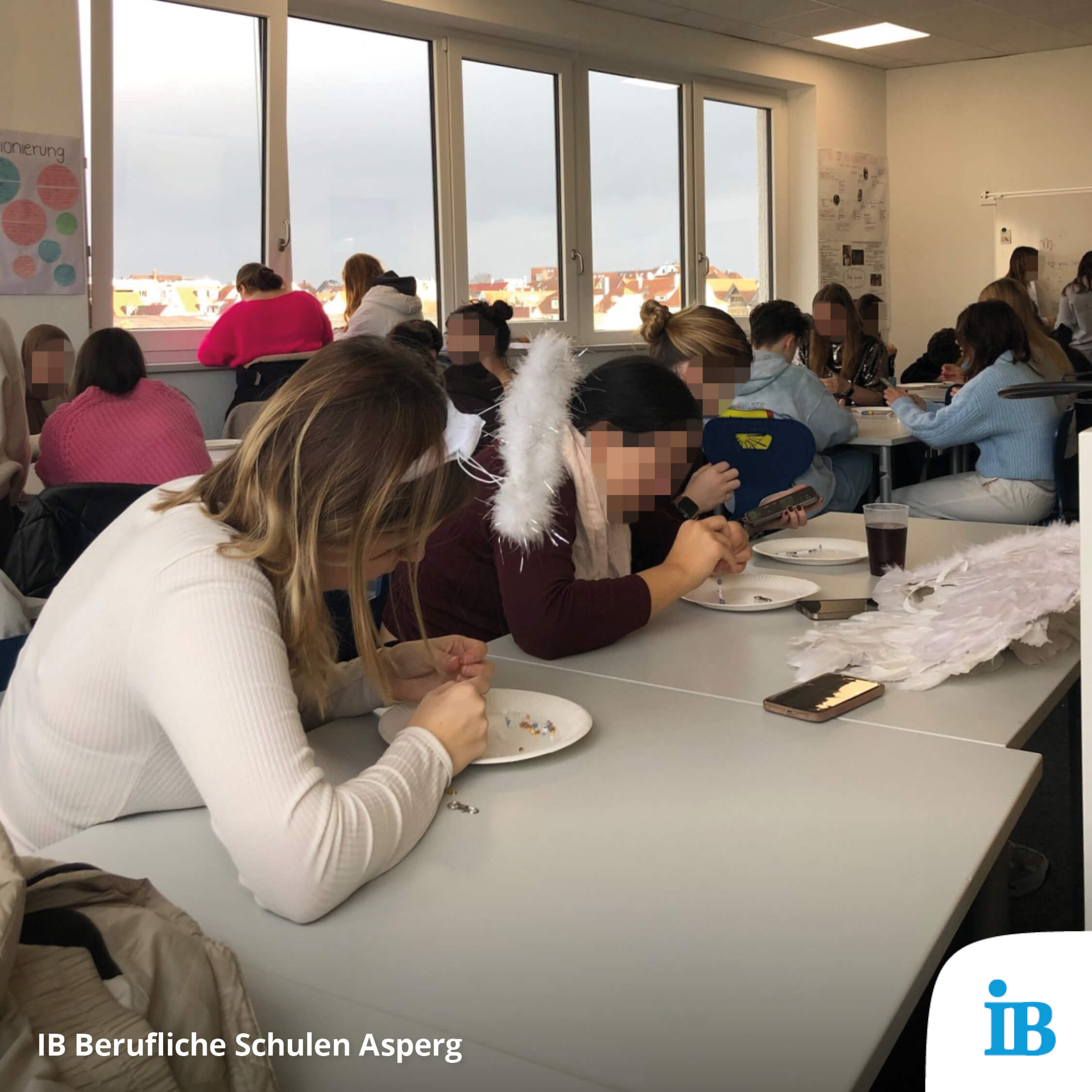 Schüler in einem Klassenzimmer der Beruflichen Schulen Asperg basteln konzentriert an einem Nikolaus-Projekt.