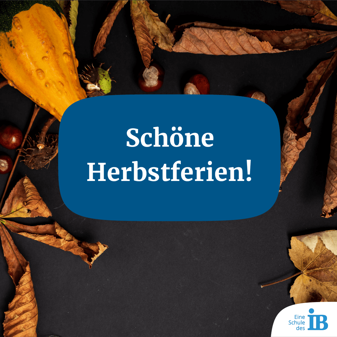Herbstliche Blätter und Kastanien umgeben eine Nachricht mit der Aufschrift "Schöne Herbstferien!" auf dunklem Hintergrund.