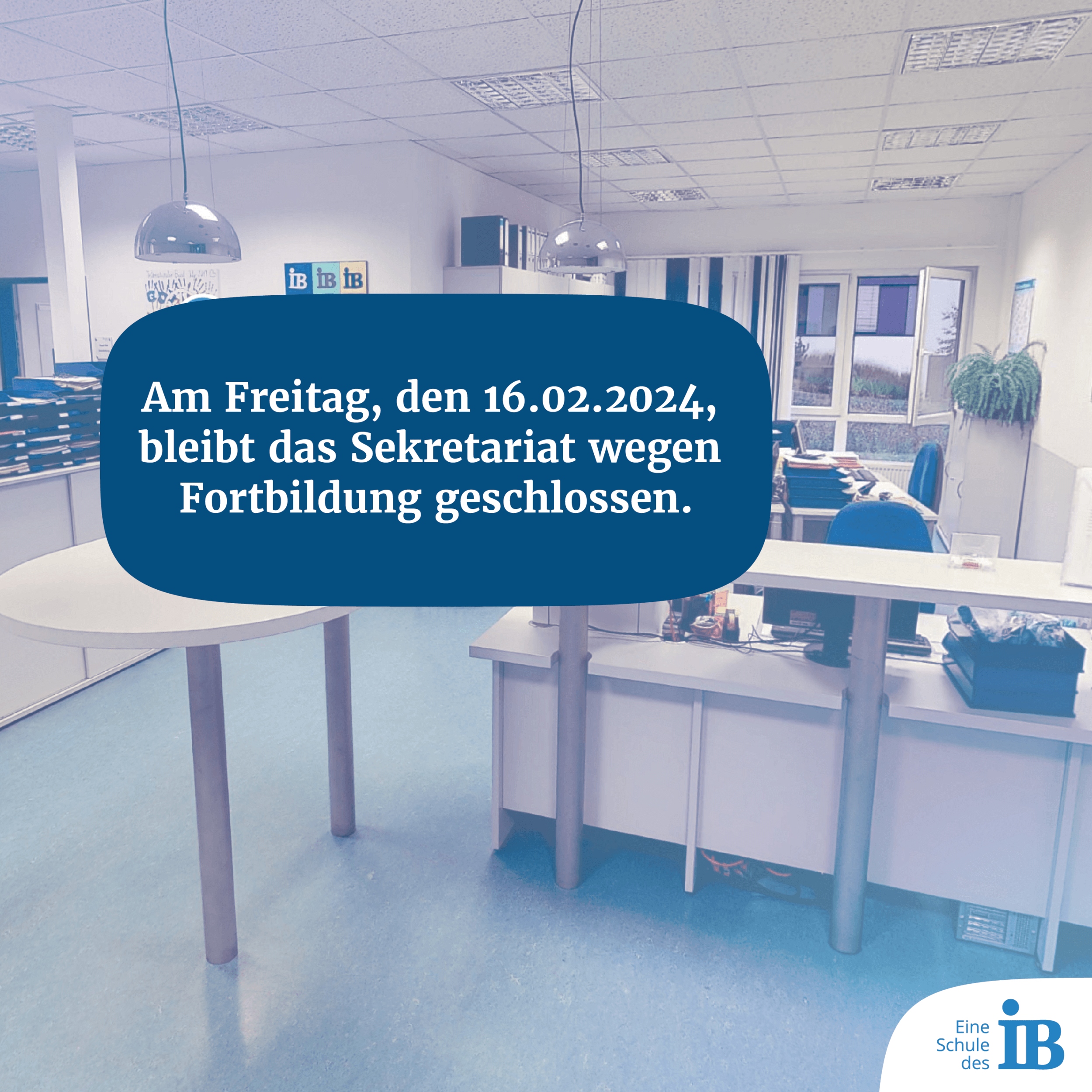 Ein Büro mit Schreibtischen und Stühlen zeigt eine Mitteilung über die Schließung am 16.02.2024 wegen Fortbildung.