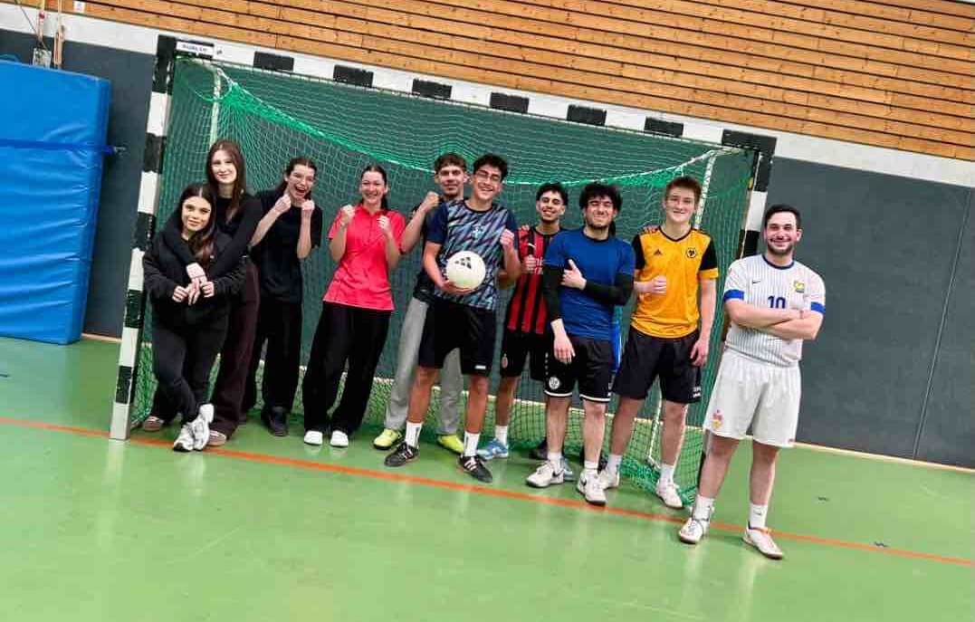 Eine Gruppe junger Sportler posiert lächelnd vor einem Tor beim Ausflugs- und Sporttag in Altbach.