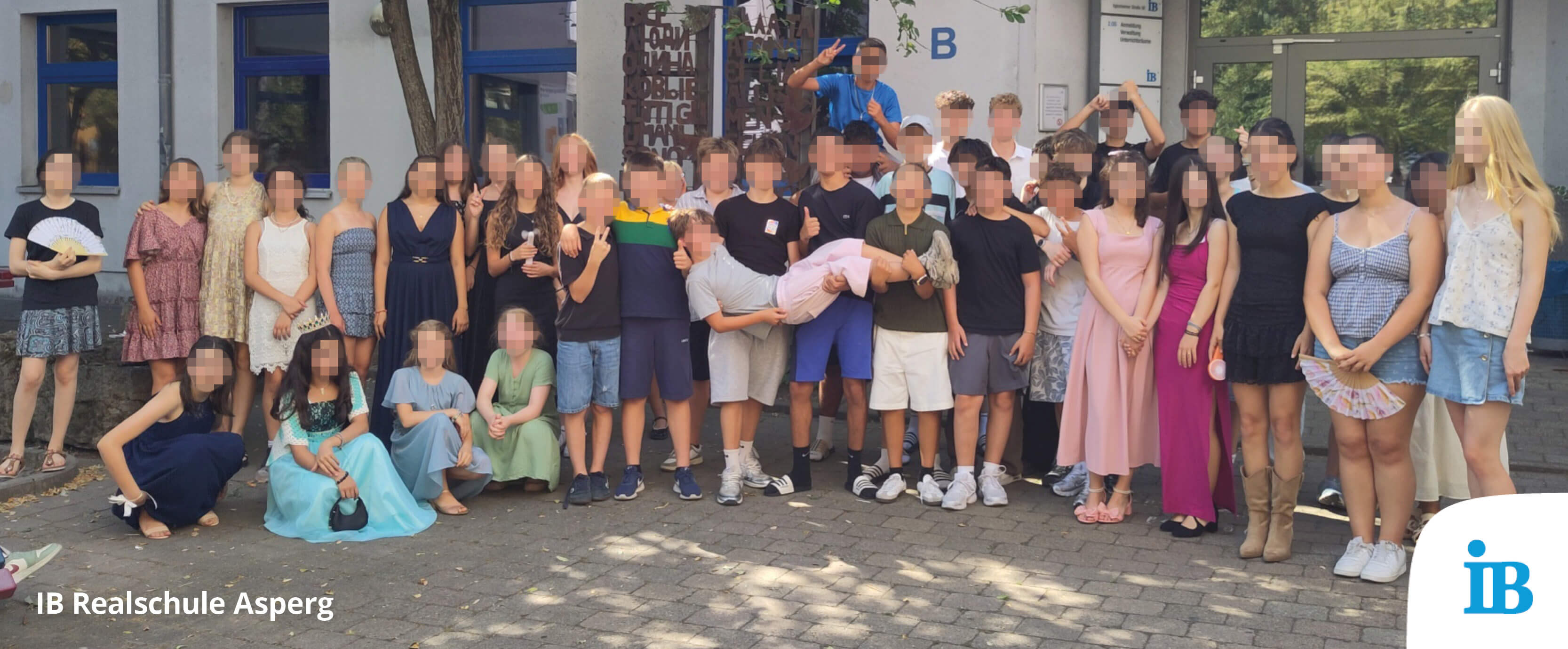 Schülergruppe der IB Realschule Asperg posiert fröhlich vor dem Gebäude während der Mottowoche. | © IB